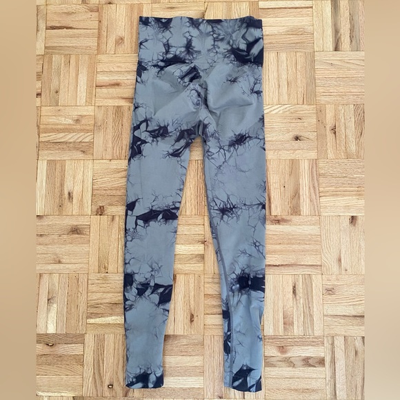 Scrunch bum camo grey gym leggings - Size XS or US 4 - Picture 2 of 2